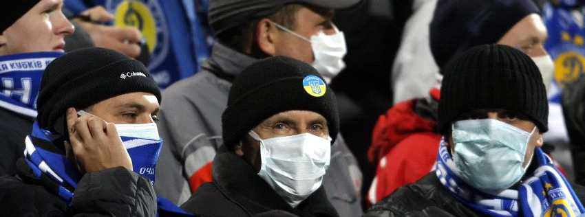 Fuballfans mit Masken beim Spiel Dynamo Kiew gegen Inter Mailand am 04.11.09 -  Bild aus Speigelbericht vom 05.11.09