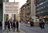 Berlin-CheckPointCharly-064.jpg (169049 Byte)