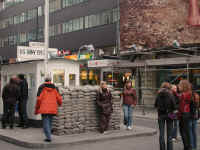 berlin-checkpointcharly9920.jpg (144284 Byte)