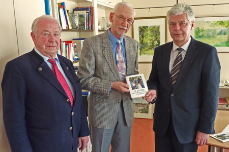 Ueberreichung des Jubilaeumsheftes an Brgermeister Dr. Honsdorf