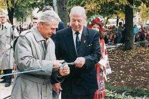 Vorsitzender Kriegveteranenverein Ukraine und Kar-Hermann Krog erffnen mit Gsten das Ehrenmal in Kovel